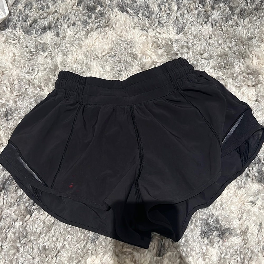 BLACK LULULEMON SHORTS 2.5 inch